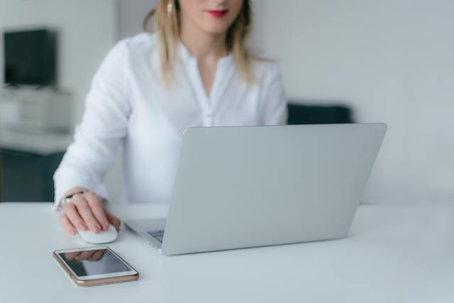 investor-working-on-a-laptop